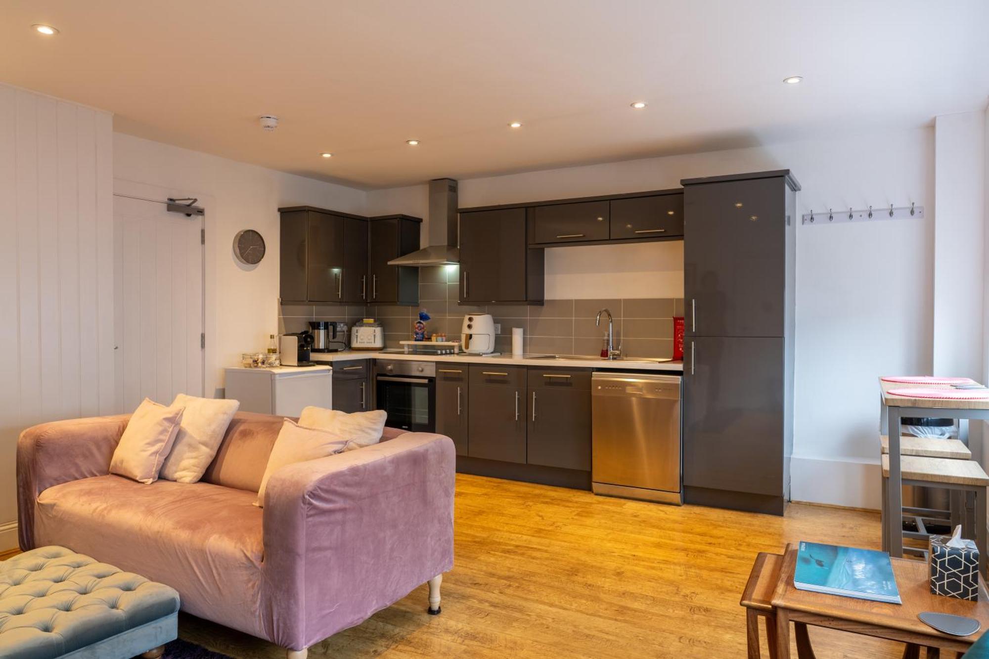 Cute 1 Bed Apartment 2 Mins From The Sea - Sleeps 4, Flat 8 The Gables, Church Street, ライム・レジス エクステリア 写真