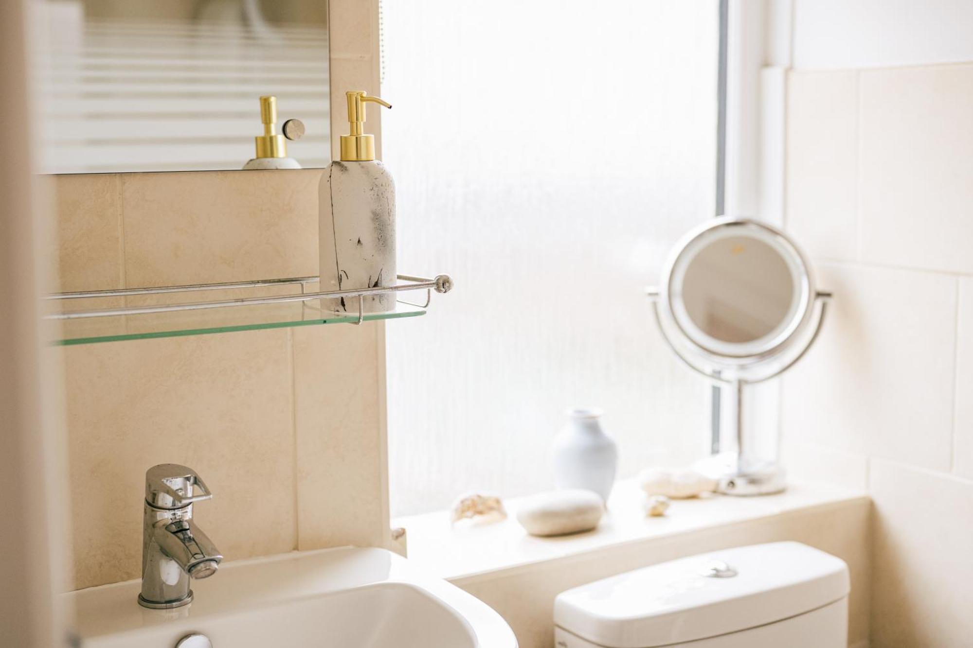 Cute 1 Bed Apartment 2 Mins From The Sea - Sleeps 4, Flat 8 The Gables, Church Street, ライム・レジス エクステリア 写真