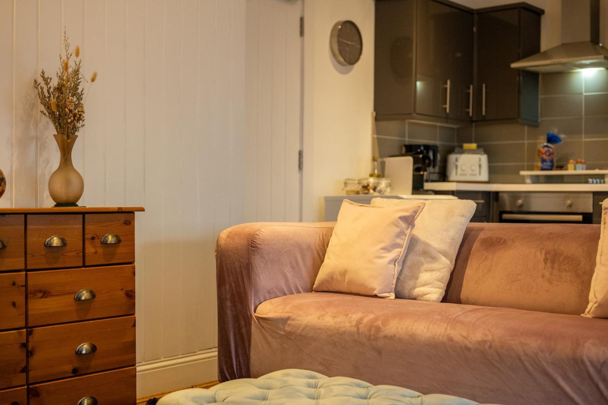 Cute 1 Bed Apartment 2 Mins From The Sea - Sleeps 4, Flat 8 The Gables, Church Street, ライム・レジス エクステリア 写真